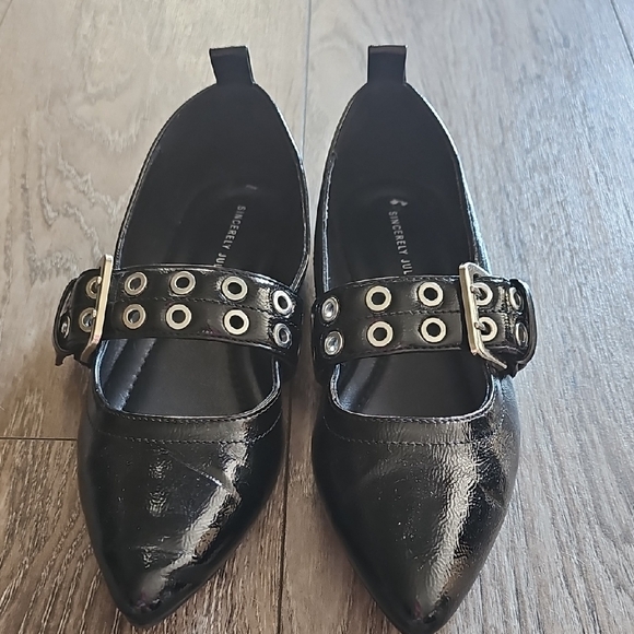 Sincerely Julez Women's Shoes with Buckle Detail - Picture 2 of 6